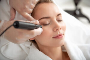 Best skin specialist in Lahore examining a patient and creating a personalized skin treatment plan